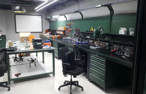 Research laboratory and engineering workbenches